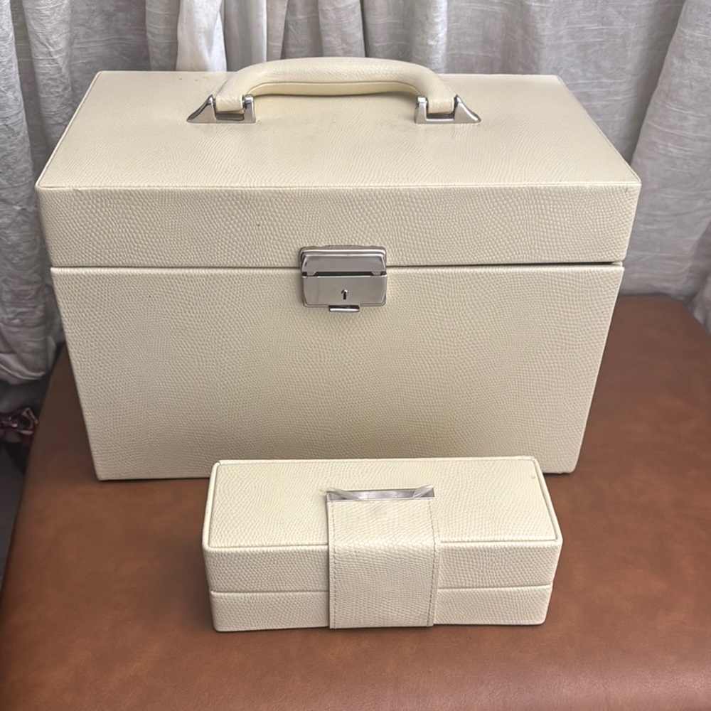 Wolf lizard embossed Elegant Cream Jewelry train case